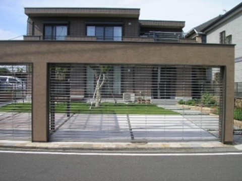 ４台分駐車場にシャッターゲートのある芝生の庭　神奈川県横浜市Ｋ様邸
